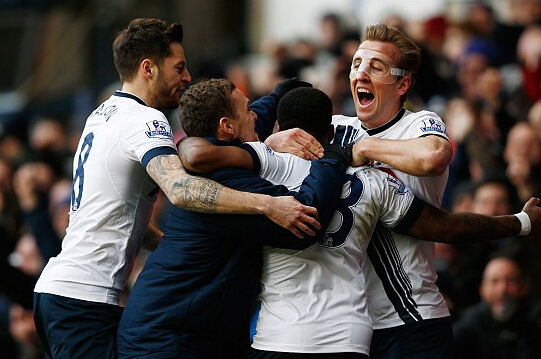 马格德堡球员庆祝进球，不幸跌入2.7米深的沟中但安全逃出（马格德堡球员进球庆祝时失足坠入2.7米沟，所幸安然脱险）