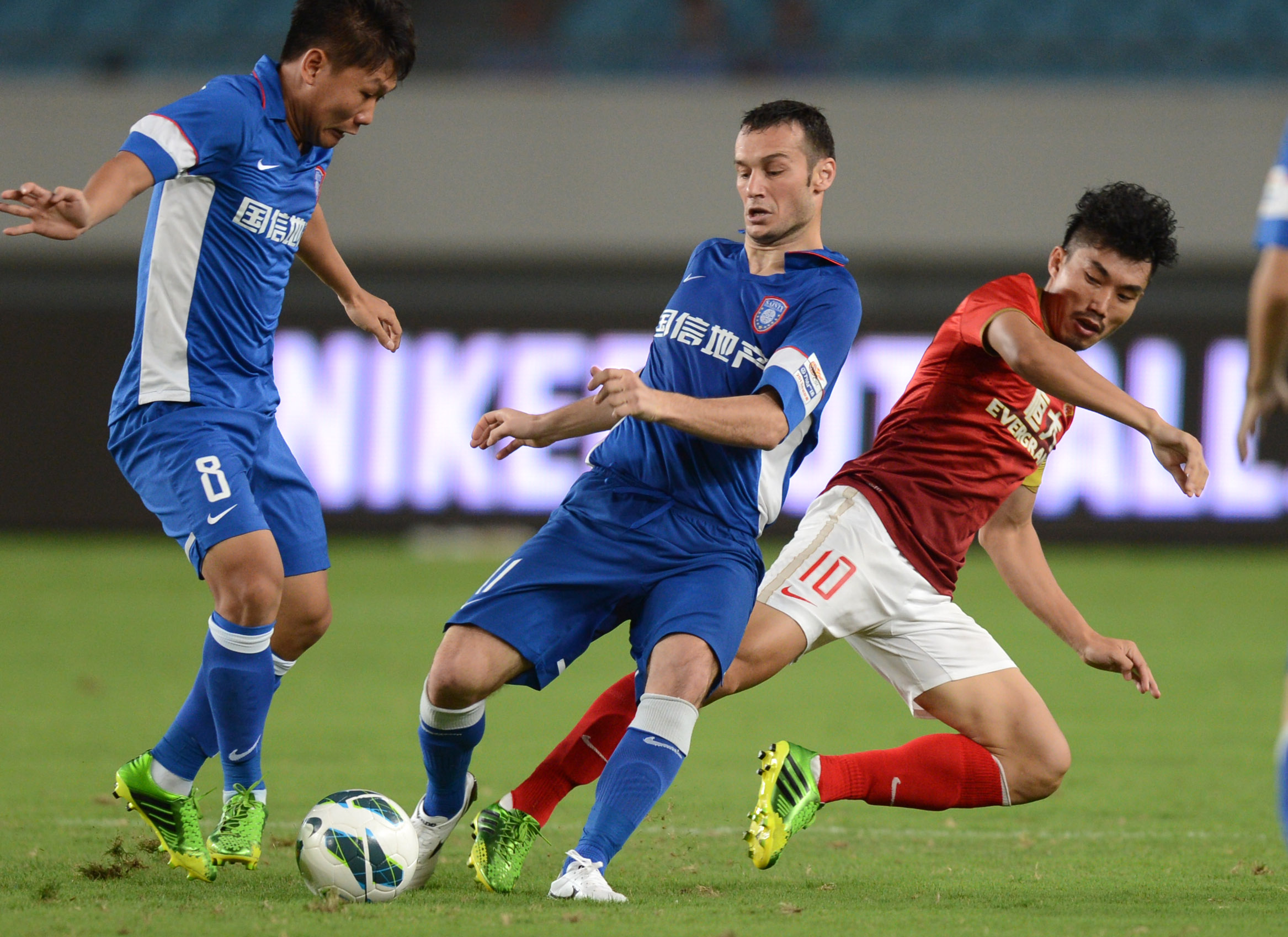 东体预测申花首发：阿苏埃和米内罗搭档锋线，鲍亚雄继续出战（东体预计申花阵容：阿苏埃携米内罗组成锋线双箭头，鲍亚雄继续登场）