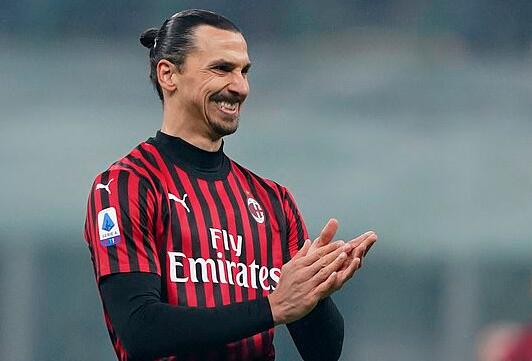 图片报：诺伊尔调整了训练流程，乌尔比希也激励着他继续（图片报：诺伊尔优化训练安排，乌尔比希也在激励他坚持前行）