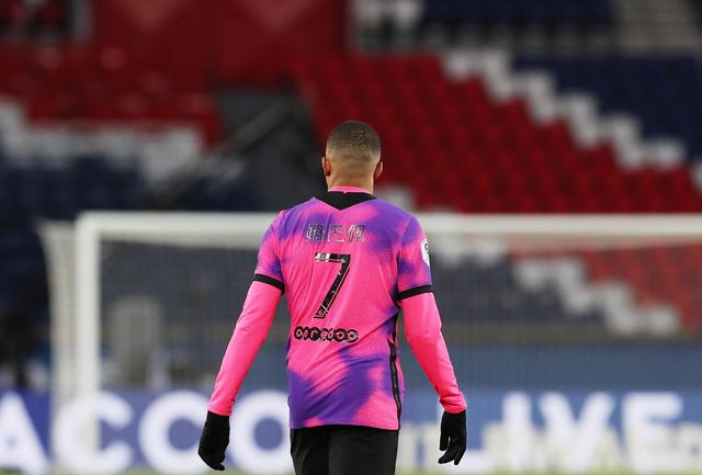 梅西不是不防守，而是将更多的精力都投入到进攻中去了！（梅西并非不防守，只是把重心放在进攻上）