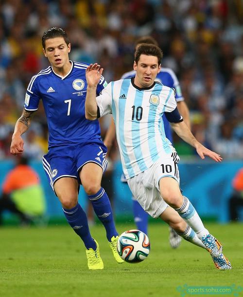 篮球CBA季后赛门票售罄，黄牛加价300%（CBA季后赛一票难求，黄牛价飙至原价三倍）