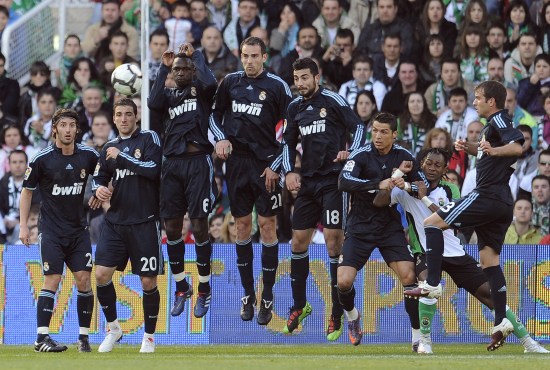 海廷加：奥斯梅恩和伊布、德罗巴一样强大，始终是一个威胁（海廷加：奥斯梅恩与伊布、德罗巴比肩，持续构成威胁）