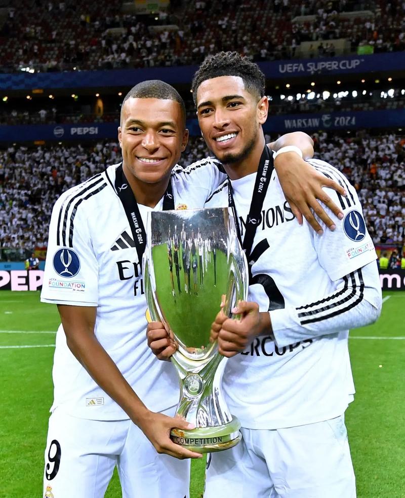 世体：弗里克对阿劳霍首张黄牌不满，他要求球员尽量减少抗议（世体：弗里克不满阿劳霍首张黄牌，要求球员尽量少抗议）