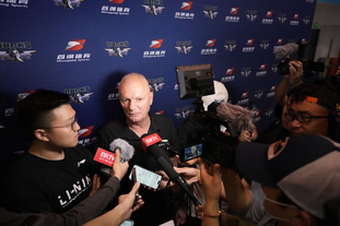 高效表现震撼全场（高能发挥惊艳全场）